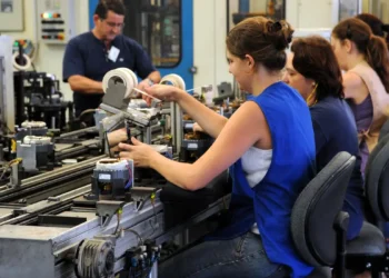 Governo confirma aumento de 13% no salário mínimo e jornada de trabalho reduzida neste país