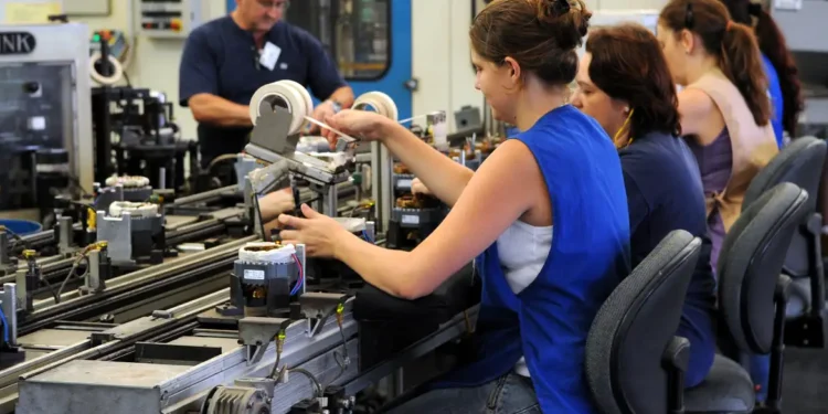 Governo confirma aumento de 13% no salário mínimo e jornada de trabalho reduzida neste país