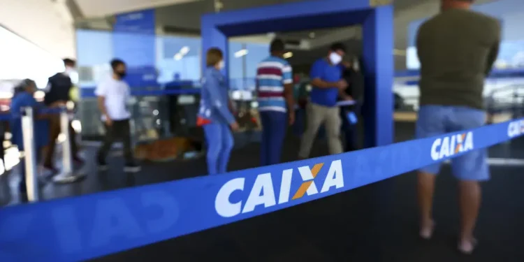 Caixa toma decisão envolvendo saques em caixas eletrônicos no período noturno