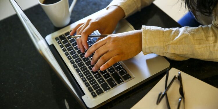 Salário médio de R$ 29 mil mensais está sendo pago aos brasileiros que moram na Alemanha