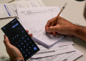 Governo aprova nova taxa de R$ 51 na conta de luz e deixa população revoltada neste país