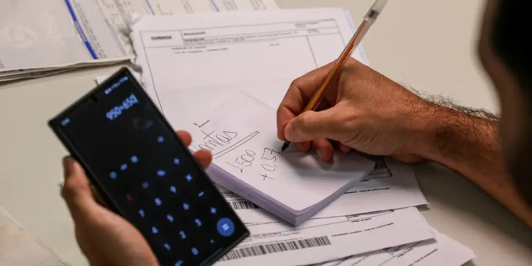 Governo aprova nova taxa de R$ 51 na conta de luz e deixa população revoltada neste país