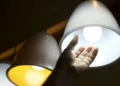 Governo aprova nova taxa de R$ 51 na conta de luz e deixa população revoltada neste país