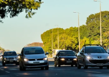 Como funciona a Lei do Farol que já está em vigor e ainda pega motoristas desprevenidos com multa de R$ 130,16