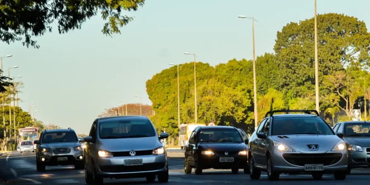 Como funciona a Lei do Farol que já está em vigor e ainda pega motoristas desprevenidos com multa de R$ 130,16