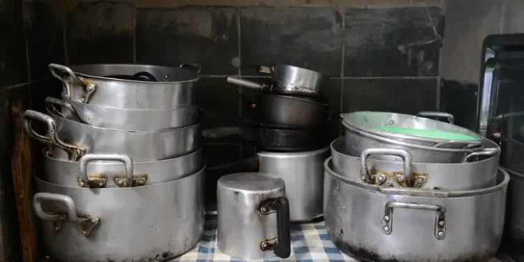 Pouca gente sabe a verdadeira função do furinho no cabo das panelas