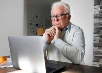 Aposentados com 65 anos ou mais que continuam trabalhando têm isenção do Imposto de Renda?