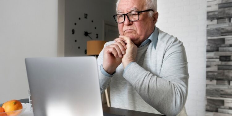 Aposentados com 65 anos ou mais que continuam trabalhando têm isenção do Imposto de Renda?