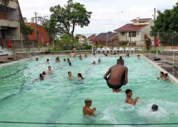 Capital brasileira sem praias é famosa por suas piscinas públicas que refrescam a população