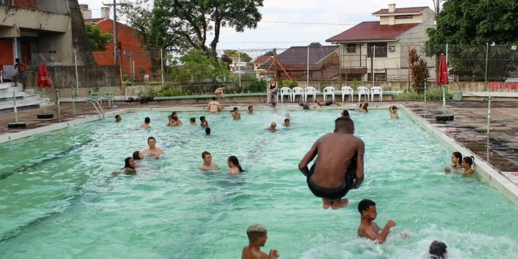 Capital brasileira sem praias é famosa por suas piscinas públicas que refrescam a população
