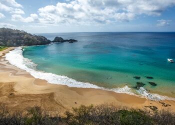 Praia mais limpa do Brasil é febre no Carnaval graças à água turquesa e recife de corais