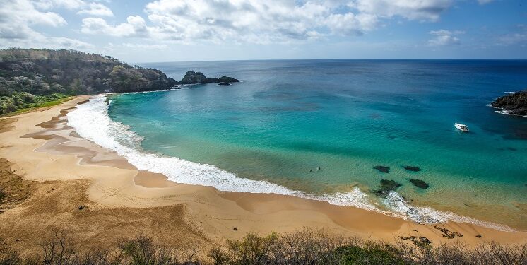 Praia mais limpa do Brasil é febre no Carnaval graças à água turquesa e recife de corais