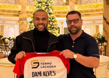 Daniel Alves pode recomeçar a carreira em clube da 3ª divisão após concluir aquisição