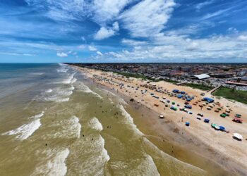 Segunda maior praia do Brasil é considerada uma das melhores do estado com beleza natural e conservação