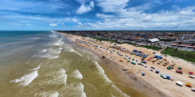 Segunda maior praia do Brasil é considerada uma das melhores do estado com beleza natural e conservação