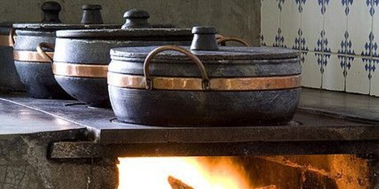Fogão a lenha deve perder espaço com a chegada de novo equipamento mais moderno