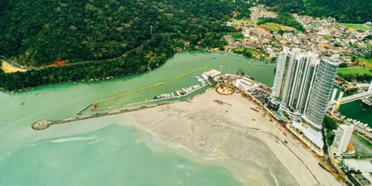 Cidade mais cara do Brasil constrói muro de contenção para evitar que o mar avance nos prédios