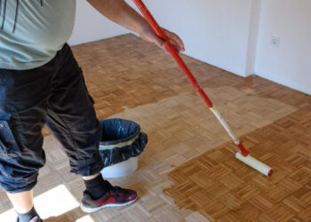 Nova tendência usa tinta para pintar pisos velhos renovando o ambiente sem demolição e entulhos