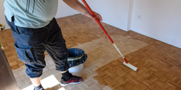 Nova tendência usa tinta para pintar pisos velhos renovando o ambiente sem demolição e entulhos