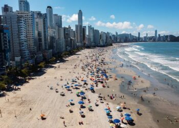 Cidade mais cara do Brasil constrói muro de contenção para evitar que o mar avance nos prédios