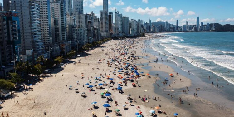 Cidade mais cara do Brasil constrói muro de contenção para evitar que o mar avance nos prédios