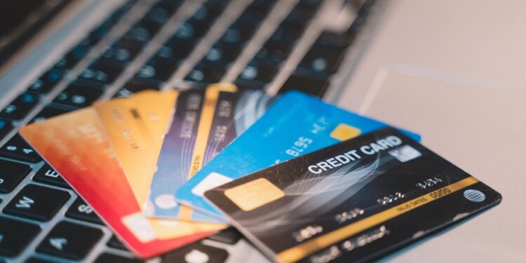 Aprovada redução no teto de juros para dívida do cartão de crédito