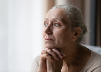Nova doença que afeta memória e lucidez vira alerta de cientistas para idosos acima de 65 anos