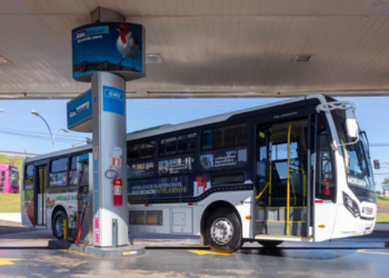 Adeus, ônibus a diesel: nova tecnologia permite abastecer os veículos com fezes humanas
