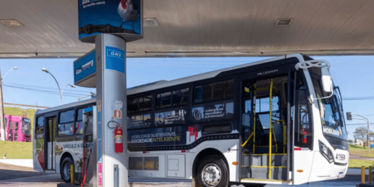 Adeus, ônibus a diesel: nova tecnologia permite abastecer os veículos com fezes humanas