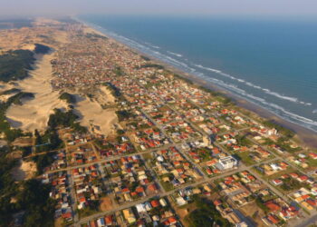 Praia com a maior onda do Brasil é amada por surfistas e encanta pela tranquilidade perto do mar