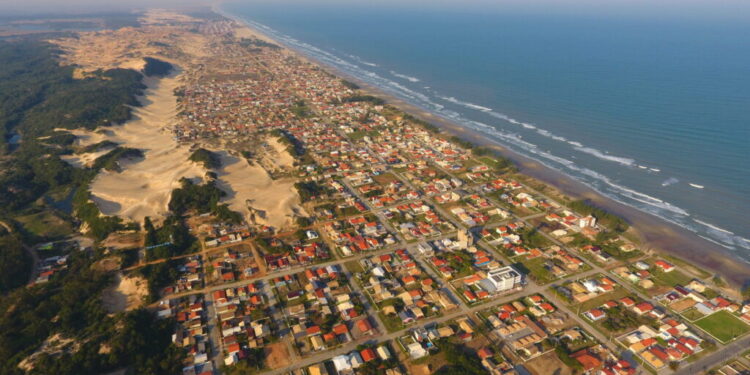Praia com a maior onda do Brasil é amada por surfistas e encanta pela tranquilidade perto do mar