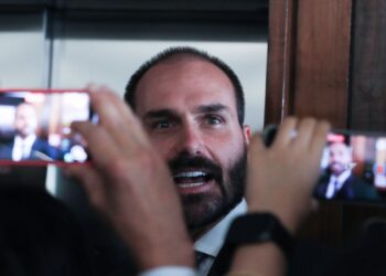 Polícia Federal emite comunicado urgente a Eduardo Bolsonaro
