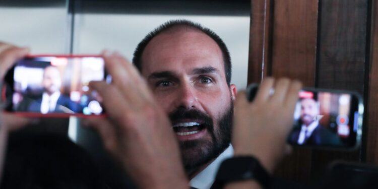 Polícia Federal emite comunicado urgente a Eduardo Bolsonaro