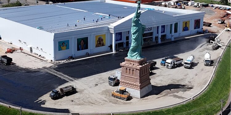 Maior estátua da Havan tem quase o dobro de tamanho do Cristo Redentor e serve como mirante