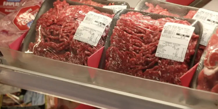 Consumo de carne bovina gera risco risco significativo para tipo de câncer, alerta ganhador do Prêmio Nobel de Medicina