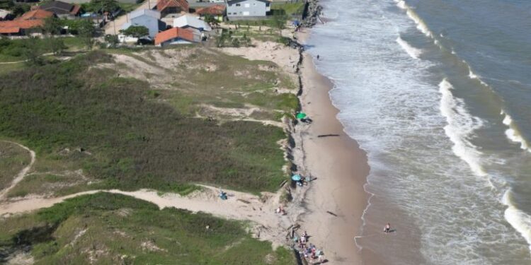 Avanço do mar preocupa uma região inteira do Brasil e 70 casas já foram atingidas