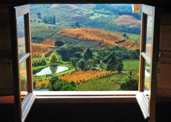 ‘Itália Brasileira’ encanta turistas com seus caminhos de pedra e clima europeu o ano todo