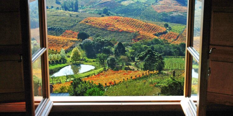 ‘Itália Brasileira’ encanta turistas com seus caminhos de pedra e clima europeu o ano todo