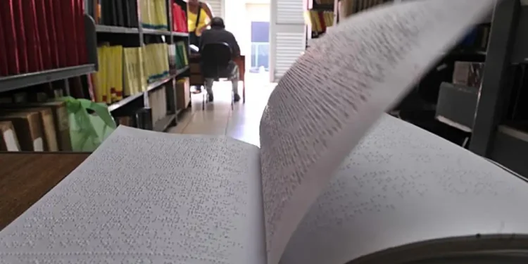 Novo implante capaz de recuperar a visão de pessoas quase cegas vai ser liberado ainda em 2026