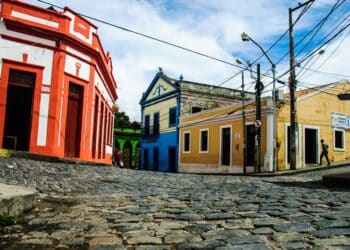 Uma das primeiras cidades do Brasil, fundada em 1535, encanta turistas com patrimônios preservados até hoje