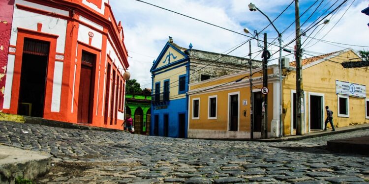 Uma das primeiras cidades do Brasil, fundada em 1535, encanta turistas com patrimônios preservados até hoje