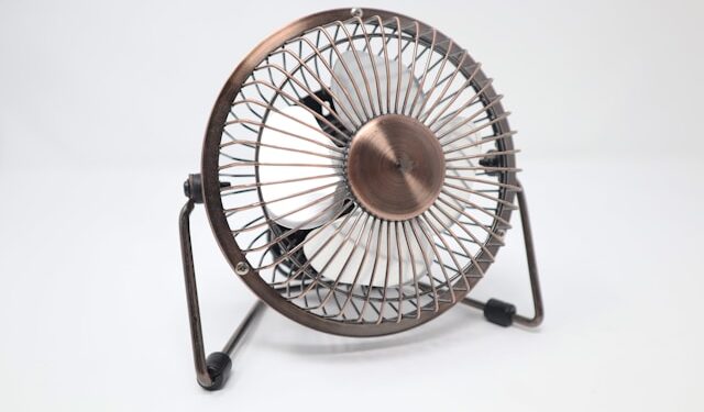 Especialistas indicam a posição ideal para o ventilador refrescar mais no verão