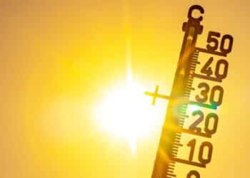 Moradores da cidade mais quente do Brasil precisam adaptar até suas casas para suportar o calor