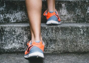 Caminhada do fazendeiro vira nova tendência para quem deseja melhorar força e equilíbrio