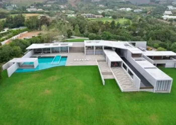 Aos 56 anos, cantor mais rico do mundo ostenta itens de luxo e mansão avaliada em meio bilhão