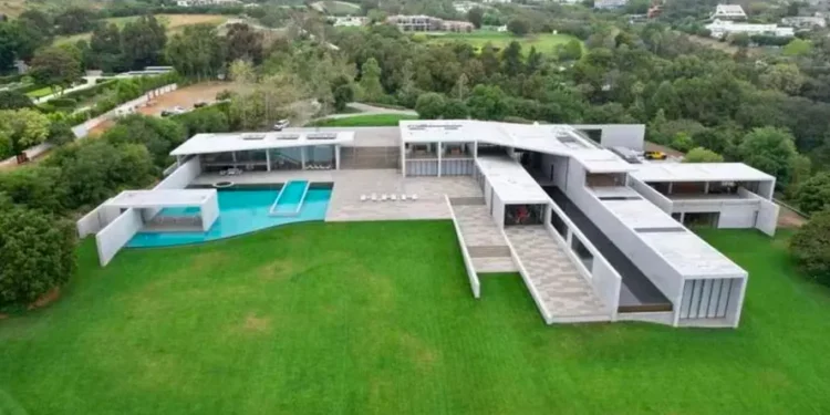 Aos 56 anos, cantor mais rico do mundo ostenta itens de luxo e mansão avaliada em meio bilhão