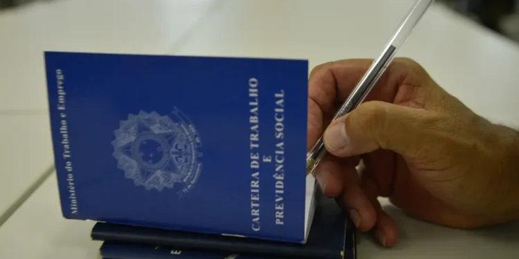 Benefício extra chega para colocar até R$ 1,3 mil na conta de trabalhadoras domésticas em fevereiro