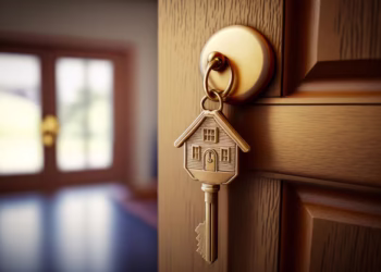 Especialistas revelam por que é má ideia deixar a chave na porta durante a noite