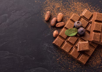 Comer chocolate amargo previne doença que atinge quase 30% da população brasileira, aponta estudo