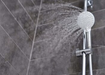 Erro bastante comum é o grande vilão da resistência do chuveiro e da fatura de energia